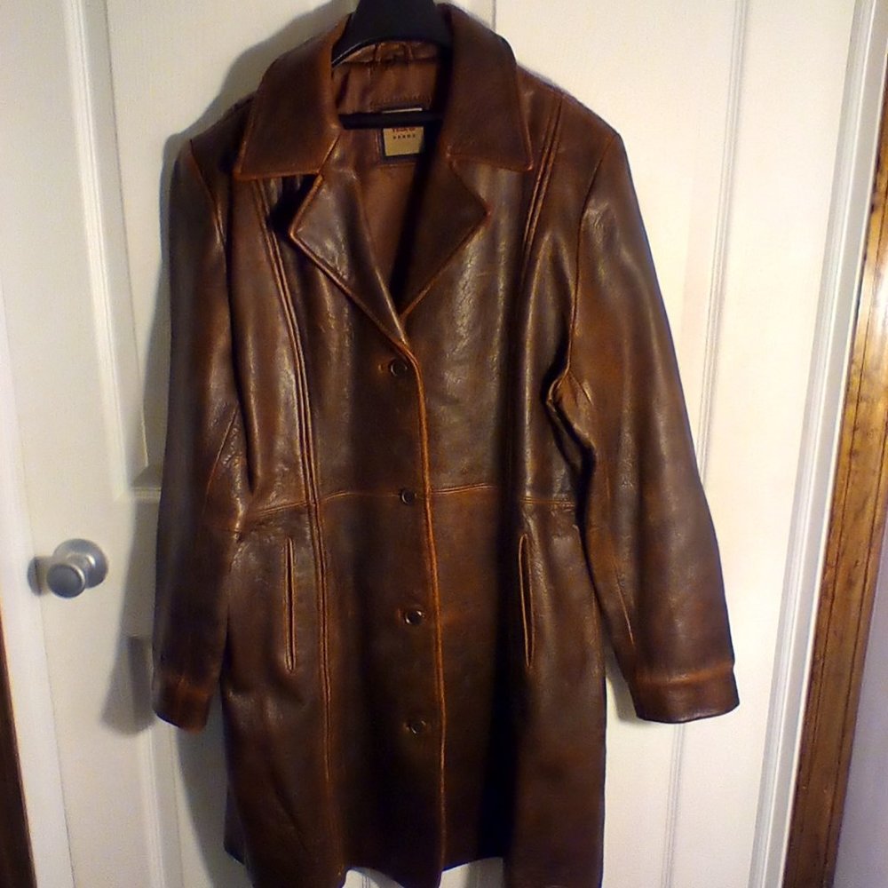 Ladies R&O BRAND ladies heavy weight brown leather coat. Medium in size.